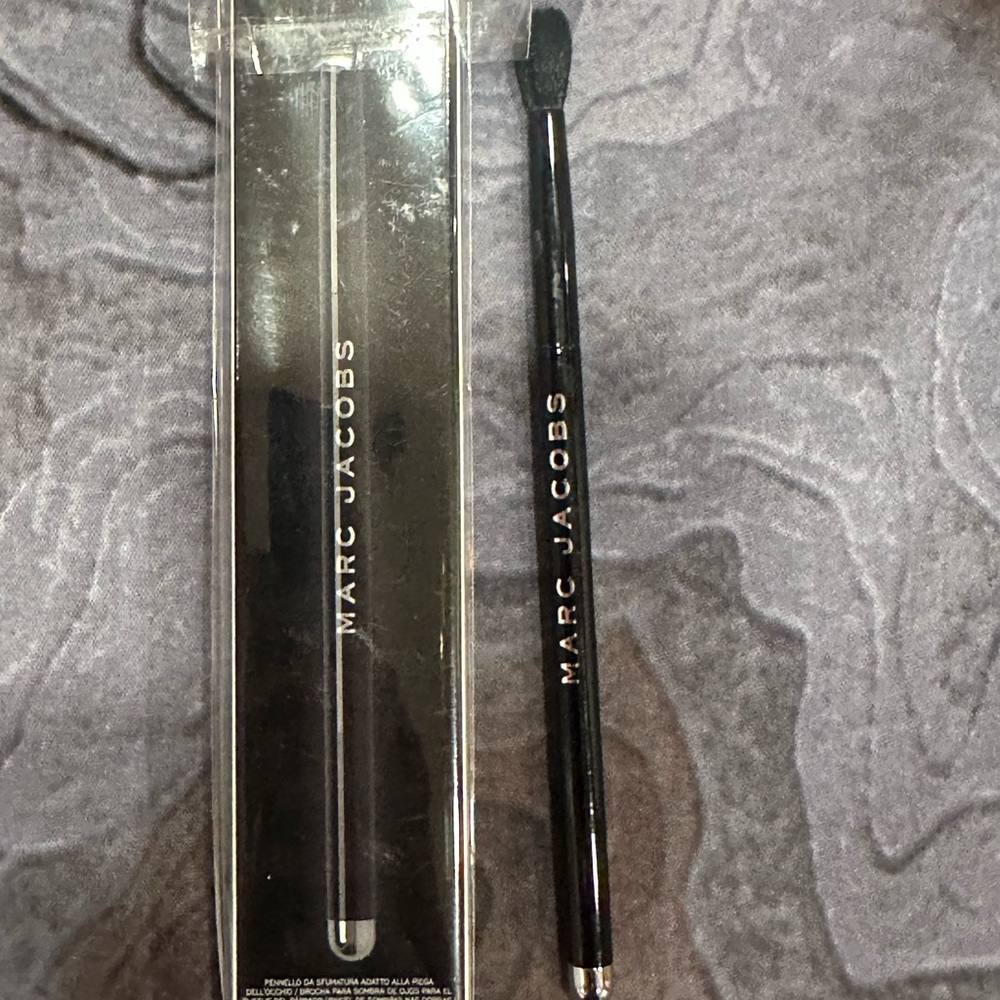 Marc Jacobs Sleek Black Makeup Brush The Crease 24
